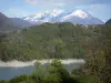 Lac du Sautet - Lac artificiel, arbres et montagne aux cimes enneigées ; dans le Trièves