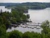 Lac de Vassivière - Port avec bateaux amarrés, lac artificiel et arbres
