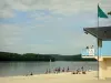 Lac des Vieilles-Forges - Plage de sable avec baignade surveillée l'été, retenue d'eau et collines boisées