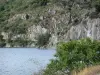 Lac de Villefort - Retenue d'eau et rive montagneuse