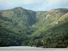 Lac de Villefort - Retenue d'eau entourée de montagnes