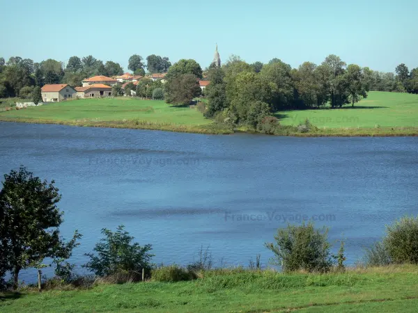 Lacs de Haute-Charente - Lac de Mas Chaban, rives, prairies, arbres et maisons