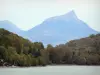 Lacs de Laffrey - Grand lac de Laffrey, rive plantée d'arbres et montagne