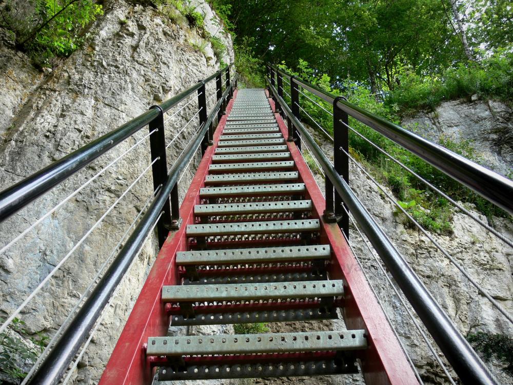 Лестницы на речке. Лестница спуск к реке. Лестница на склоне. Металлическая лестница на склоне. Длинная лестница.