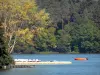 Lago de Aydat - Lago, pontón, botes a pedal y los árboles a lo largo del agua en el Parque Natural Regional de los Volcanes de Auvernia