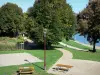 Lago de Aydat - Las mesas de picnic, lámpara de pie, césped, árboles y de la playa en el lago en el Parque Natural Regional de los Volcanes de Auvernia