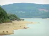 Lago Bort-les-Orgues - Retenção de água da represa de Bort-les-Orgues em um cenário verde