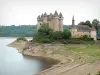 Lago Bort-les-Orgues - Castelo Val em sua península, no lago, na cidade de Lanobre