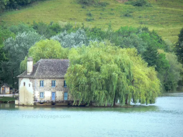 El lago de la Causse de Corrèze - Guía turismo, vacaciones y fines de semana en Corrèze
