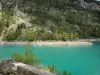 Lago Chaudanne - Retenção de água esmeralda, bancos e árvores; no Parque Natural Regional de Verdon