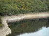 Lago da barragem de Sarrans - Reservatório de água e seu banco verde