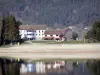 Lago Issarlès - Fachadas de edifícios refletindo nas águas do lago