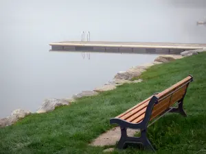 Lago de Nantua - Banco con vistas al lago, en el Alto Bugey