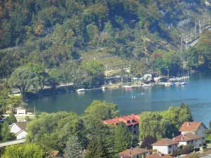 Lago de Nantua - Ver sobre los tejados de la ciudad de Mantua, el lago y el club náutico, en el Haut-Bugey