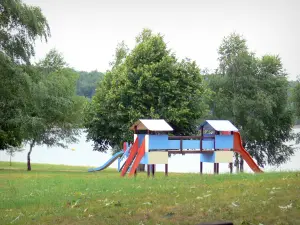 Lago de Neuvic - Parque infantil para los niños en el lago