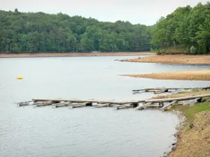 Lago de Neuvic - Pontones sobre el lago de Neuvic