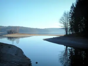Lago de Neuvic - Lago Triouzoune en un ambiente protegido