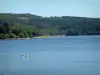 Lago de la Raviège - Lago con boyas amarillas, tierra, árboles y los bosques (Parque Natural del Alto Languedoc)