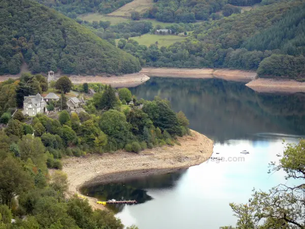 Il lago di Sarrans e la penisola di Laussac - Guida turismo, vacanze e weekend nell'Aveyron