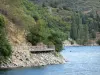 Lago de Villefort - Reservatório e banco montanhoso plantado com árvores; no Parque Nacional de Cévennes