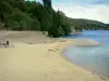 Lago de Villefort - Praia de areia, reservatório de água e árvores à beira da água