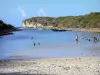 Lagon de la Porte d'Enfer - Plage de sable, lagon avec des baigneurs et falaises de la Porte d'Enfer ; sur l'île de la Grande-Terre