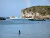 Lagon de la Porte d'Enfer - Baignade dans le lagon, avec vue sur les falaises de la porte d'Enfer