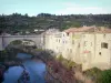 Lagrasse - Ponte sobre o Orbieu e casas da cidade medieval; nos Corbières