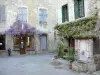 Lagrasse - Fonte e fachadas de casas da cidade medieval; nos Corbières