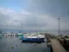Lake Geneva - Veleiros (barcos) do porto de pesca de Yvoire, poste, cais, lago e banco suíço em segundo plano