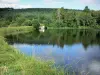 Lake St. Agnan - Lago artificial e sua costa arborizada; no Parque Natural Regional do Morvan
