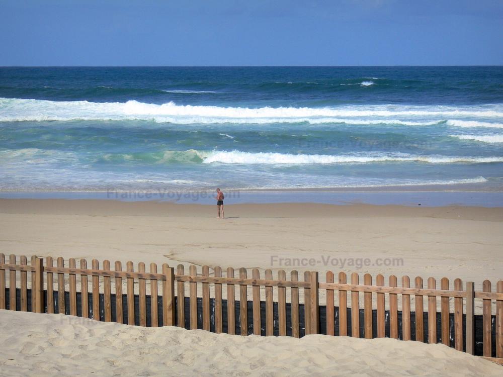 Guide des Landes - Paysages des Landes - Côte d'Argent (côte landaise) : plage de sable de la station balnéaire de Biscarrosse-Plage et vagues de l'océan Atlantique