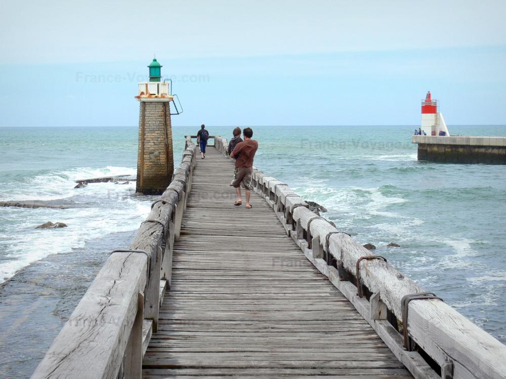 Guide des Landes - Paysages des Landes - Promenade sur l'estacade de Capbreton avec vue sur les phares et l'océan Atlantique
