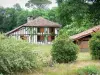 Landes de Gascogne地区自然公园 - 树木环绕的半木结构房屋