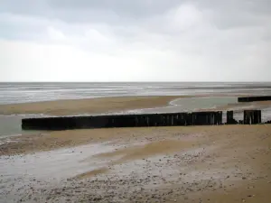 Landingsstranden - Gold Beach, zee (Engels Kanaal) en bewolkte hemel