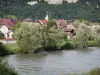 Landschaften des Doubs - Tal des Doubs: Häuser und Bäume am Flussufer Doubs