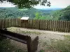 Landschaften des Doubs - Aussichtspunkt Moulin Sapin, versehen mit einer Sitzbank, mit Blick auf das Tal des Lison