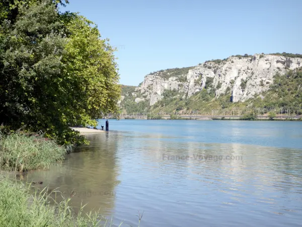 Landschaften der Drôme - Kalkfelsen der Donzère-Schlucht und der Rhône