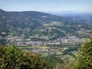 Landschaften der Drôme - Regionaler Naturpark Vercors: Blick auf Saint-Jean-en-Royans und die umliegenden Berge