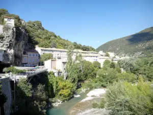 Landschaften der Drôme - Panorama von der Brücke Roman de Nyons, die die Eygues überspannt