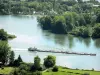 Landschaften der Eure - Lastkahn fahrend auf dem Fluss Seine, und Bäume am Flussufer