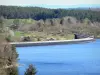 Landschaften der Haute-Loire - Lac de Lavalette und sein Damm in einer bewaldeten Umgebung