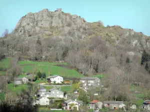 Landschaften der Haute-Loire - Basaltorgeln aus dem Saft von Chapteuil und Häuser darunter; in der Stadt Saint-Julien-Chapteuil