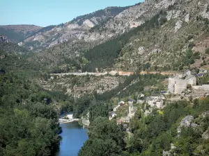 Landschaften der Lozère - Schluchten des Tarn - Nationalpark der Cevennen: Schloss von Prades dominierend den Fluss Tarn