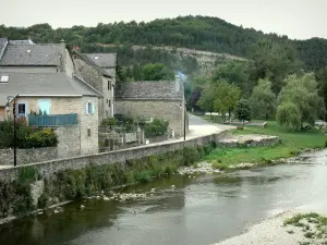 Landschaften der Lozère - Tal des Lot: Häuser und Bäume am Ufer des Flusses Lot