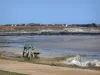 Landschaften der Normandie - Küstengebiet der Halbinsel Cotentin: Bank mit Blick auf den Strand,
Hausdächer im Hintergrund