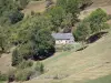 Landschaften der Pyrenäen - Haus aus Stein umgeben von Bäumen und Weideland