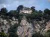 Landschaften des Quercy - Hochgestellter Wohnsitz, Bäume, Felsen und bewölkter Himmel