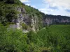 Landschaften des Quercy - Felsen, Bäume und Wolken im Himmel