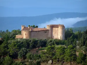 Landschaften des Var - Schloß umgeben von Bäumen und Hügel bedeckt mit Wald